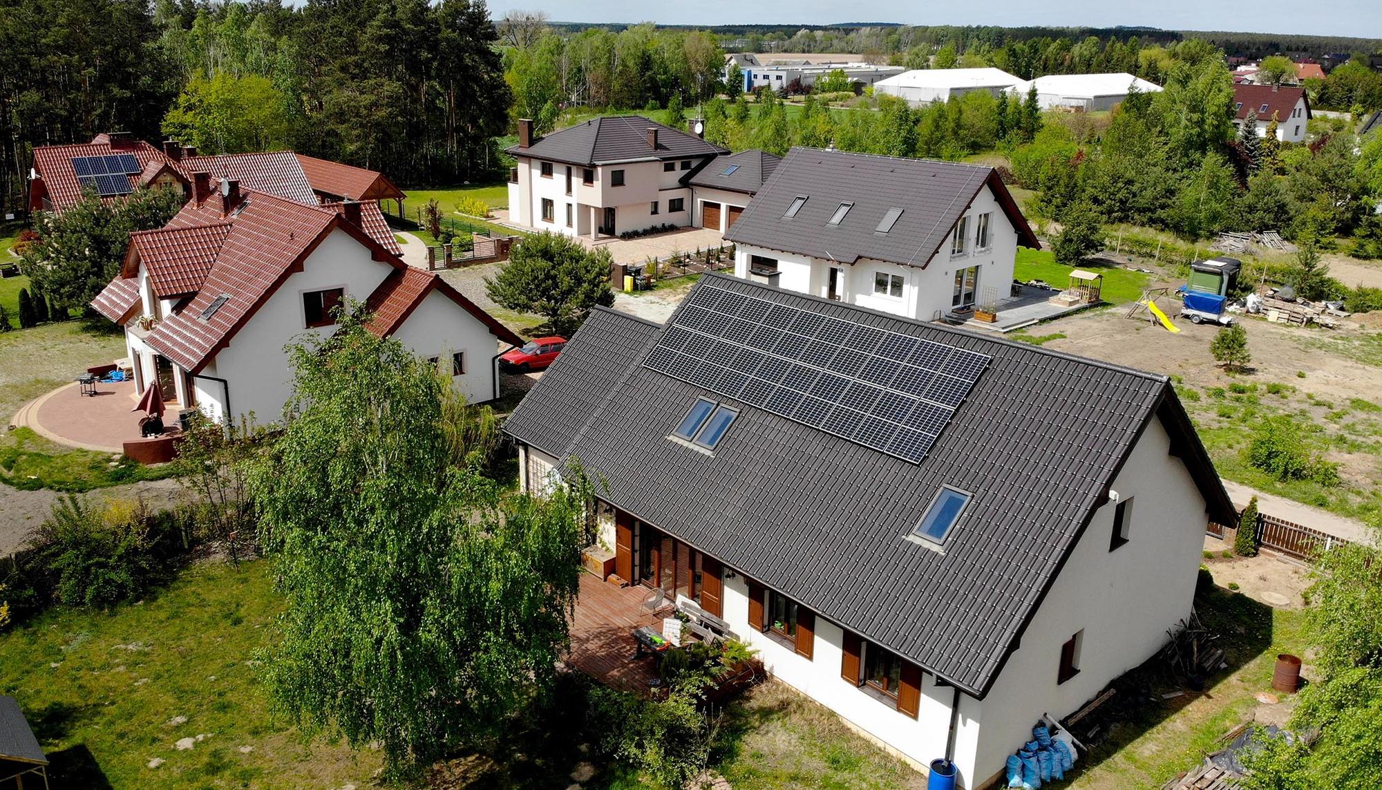 Casa con paneles solares